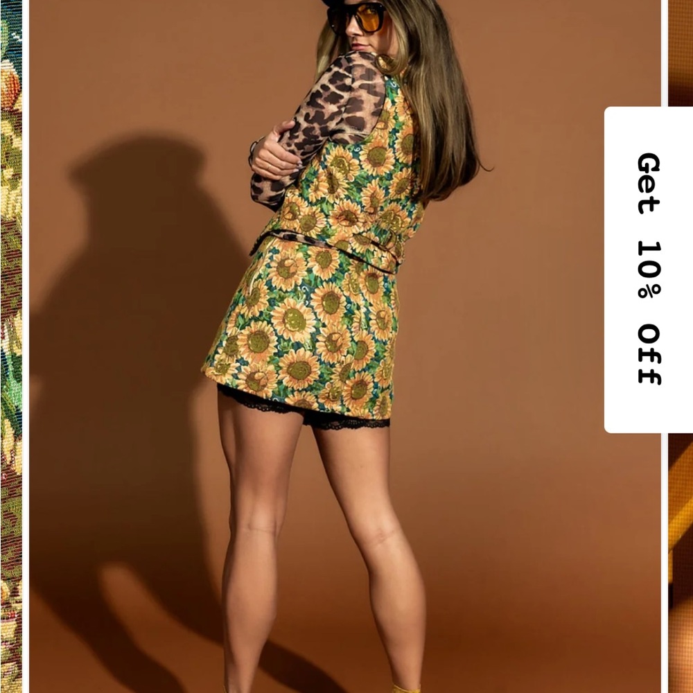 Sunflower Print Women's Shorts - Black and Green - Picture 4 of 4